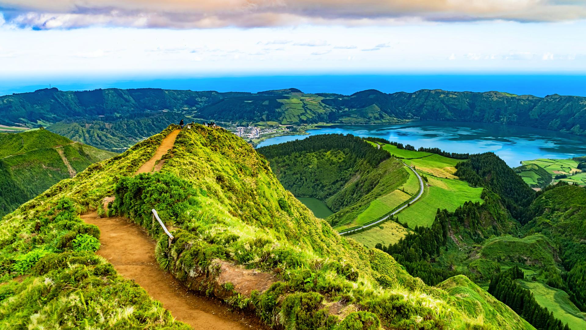 Sendero Cumeeira Grande por la cresta de la caldera de Sete Cidades Sendero Cumeeira Grande por la cresta de la caldera de Sete Cidades