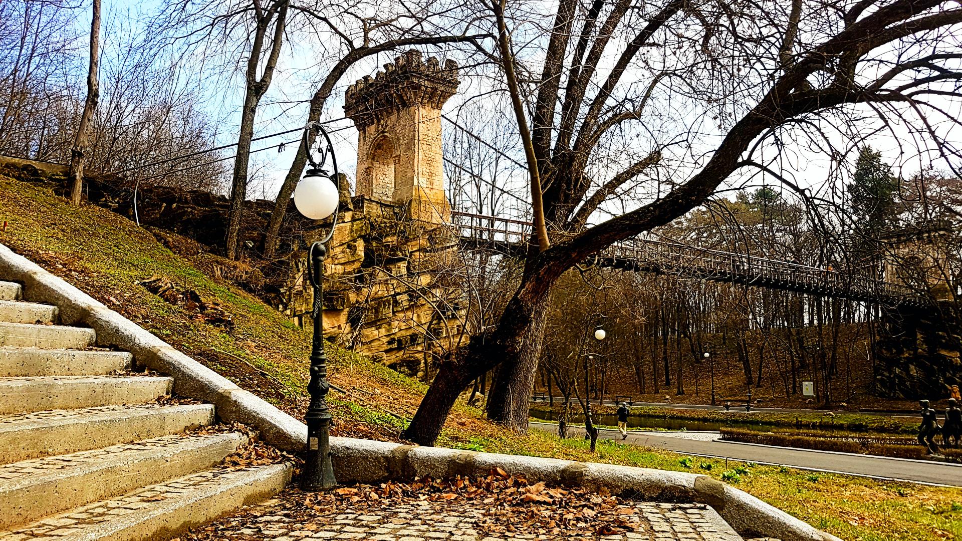 Parque de Craiova con un puente colgante