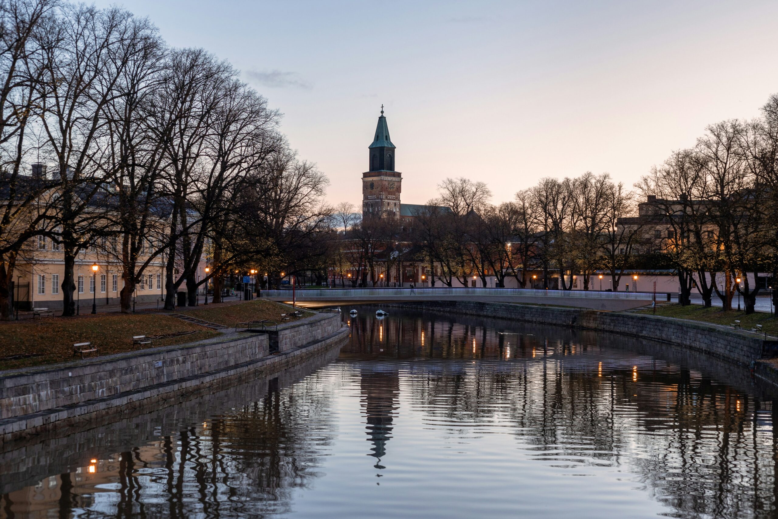 Pueblo de Turku en Finlandia desde sus canales