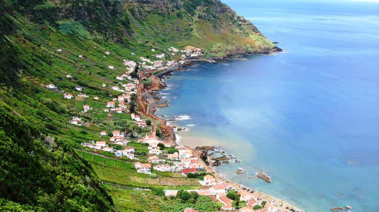 Pueblo en la ladera de la montaña en la isla de Santa María