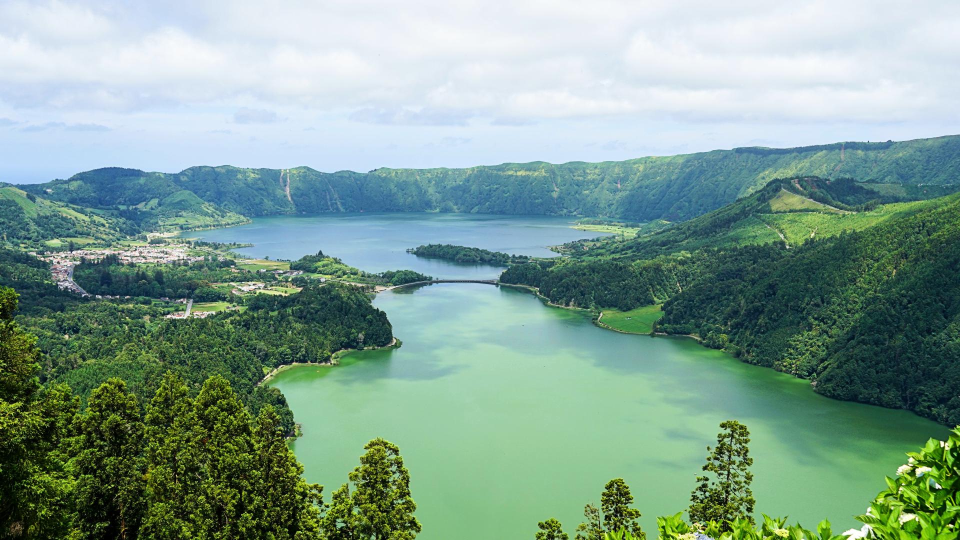 Aguas de distinto color en la Laguna de Siete Ciudades Aguas de distinto color en la Laguna de Siete Ciudades