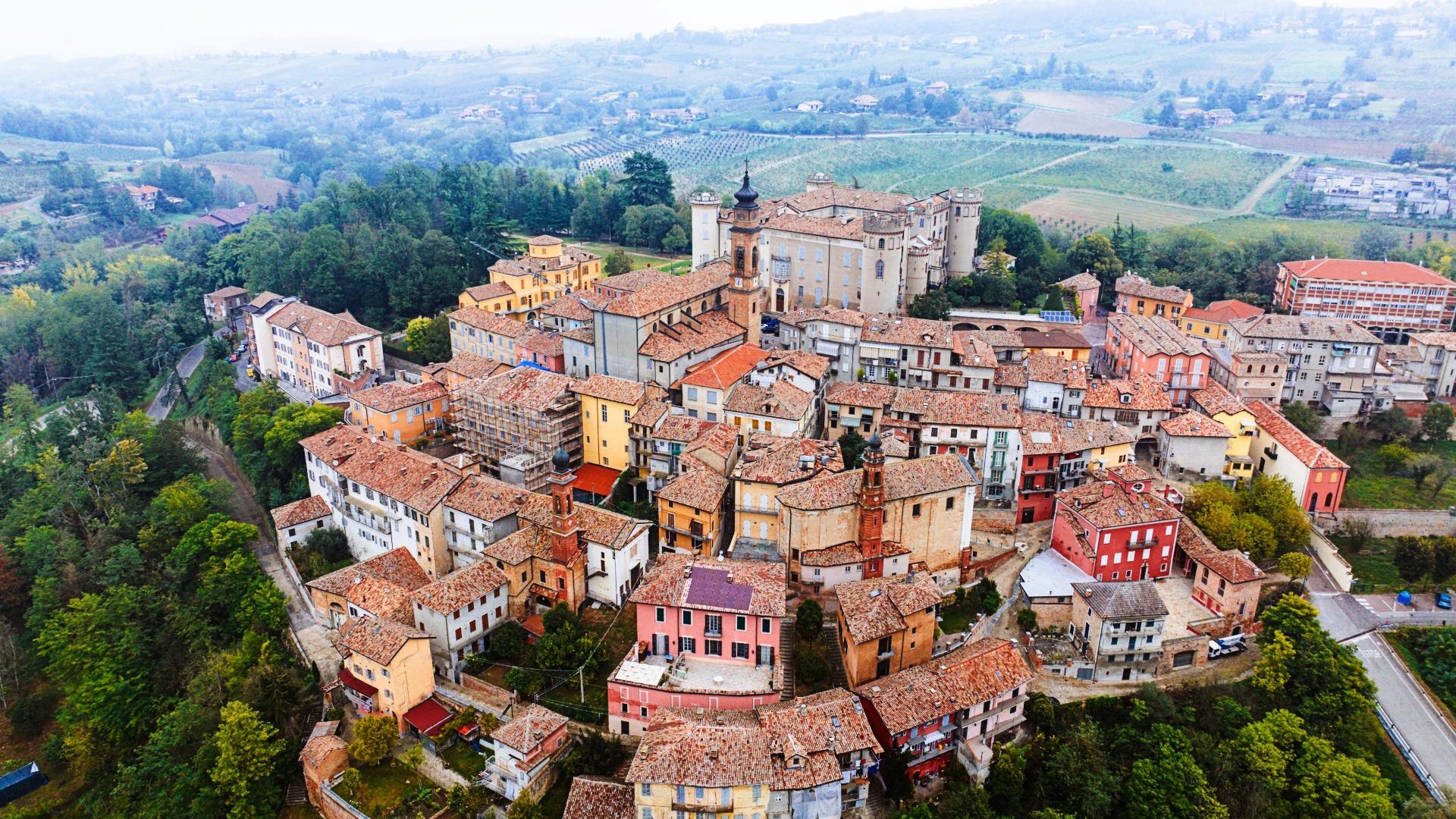 Vista aérea del pueblo de Govone, en las cercanías de Asti