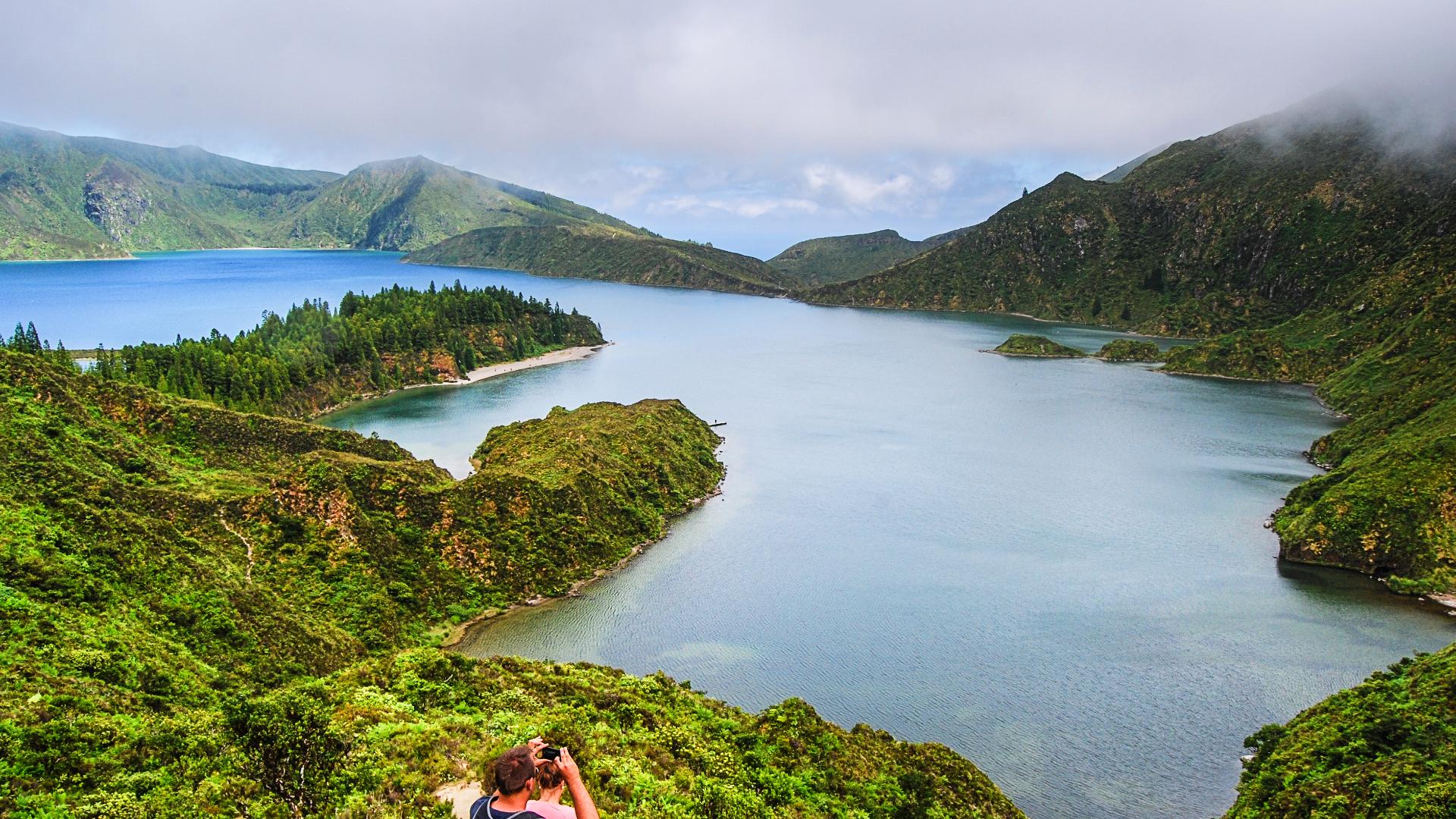Turistas fotografiando la Laguna de Fuego en la Isla de San Miguel, Azores