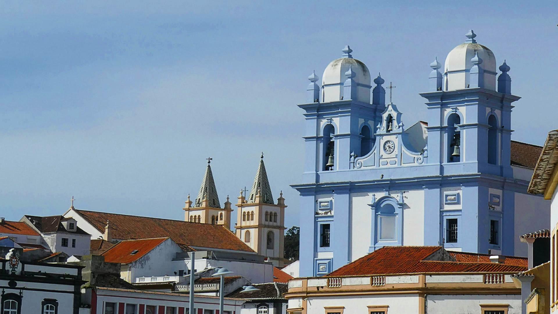 Iglesia de azul cielo en Angra do Heroismo