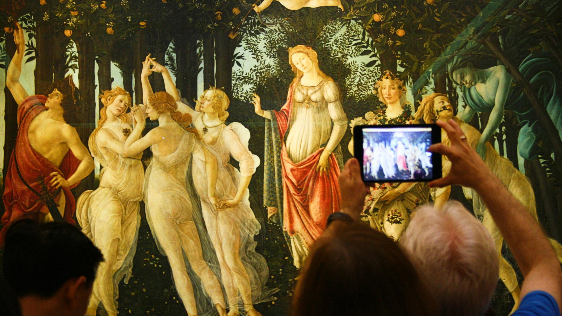 Turistas fotografiando La primavera de Botticelli