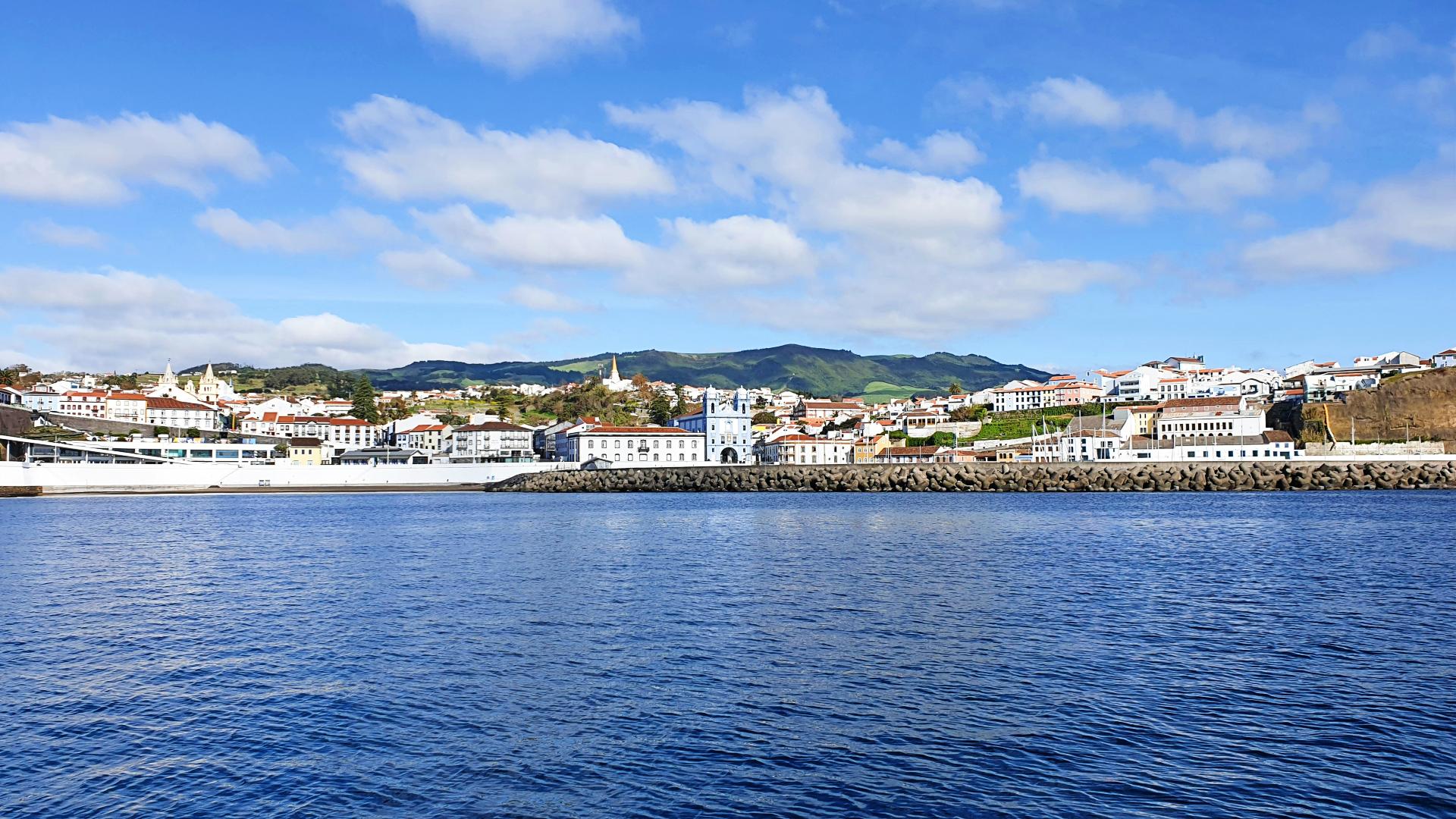 Vista de Angra do Heroismo desde el mar