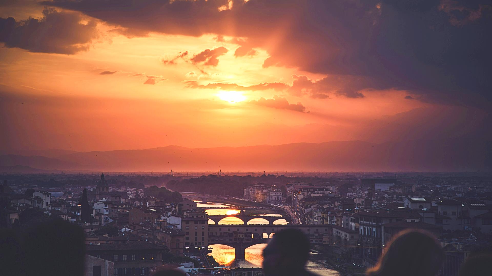 Atardecer sobre el Arno y Florencia desde la Piazza Michelangelo