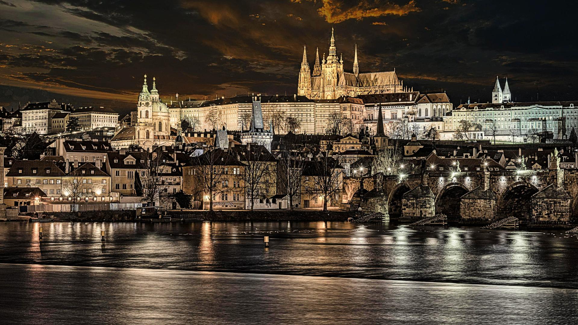 Castillo de Praga visto desde el río Moldava durante la noche