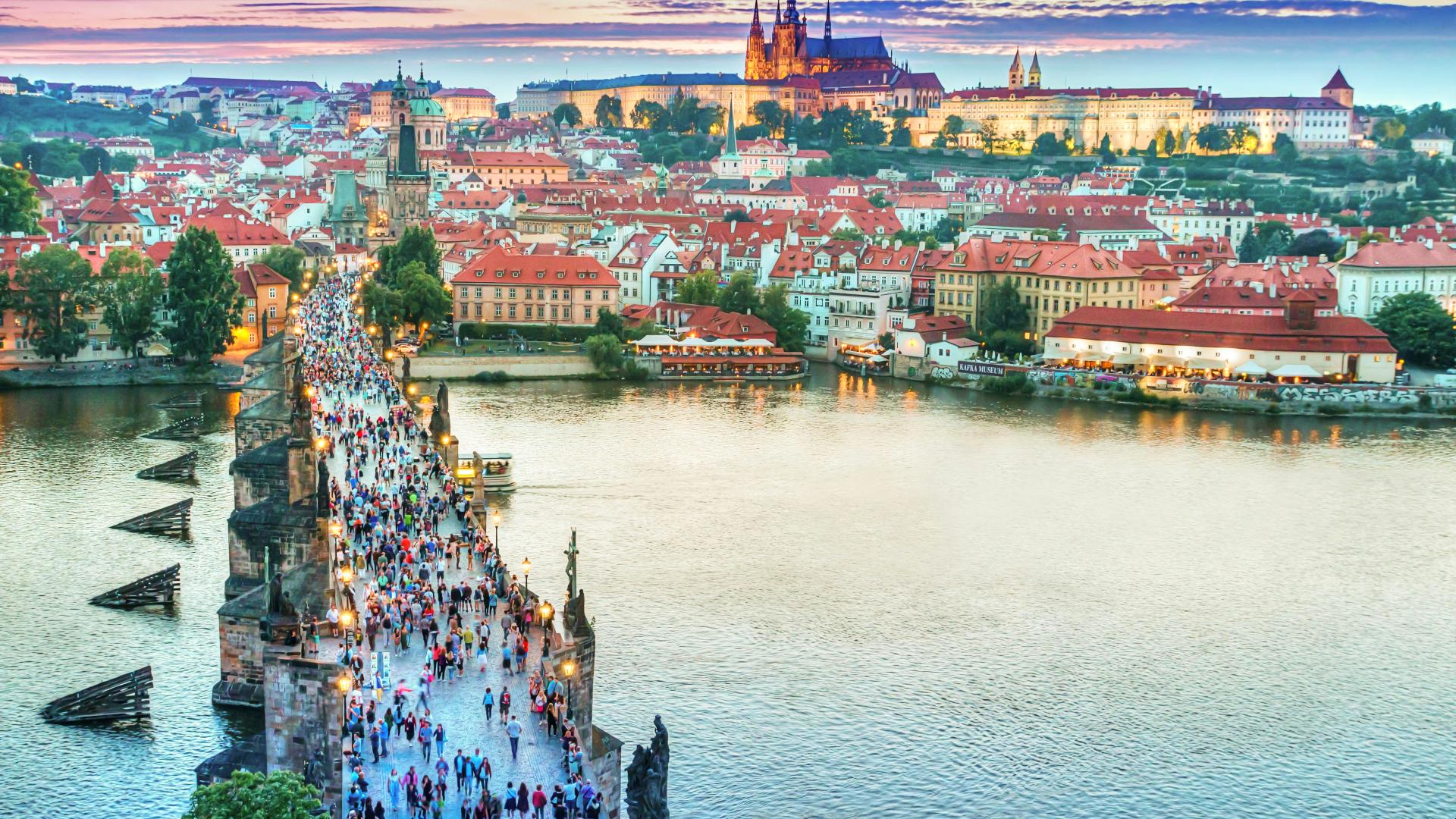 Puente Carlos y Castillo de Praga al fondo sobre la colina