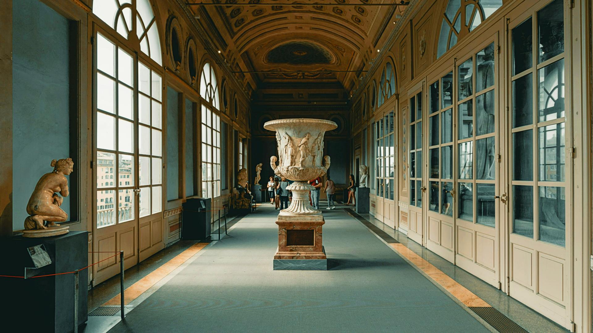 Corredor de la Galería Uffizi con esculturas
