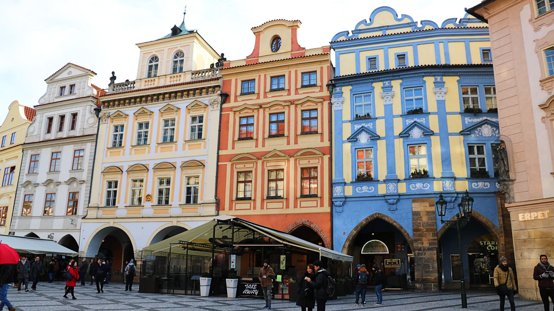 Edificios de fachadas decoradas de la Plaza de la Ciudad Vieja de Praga