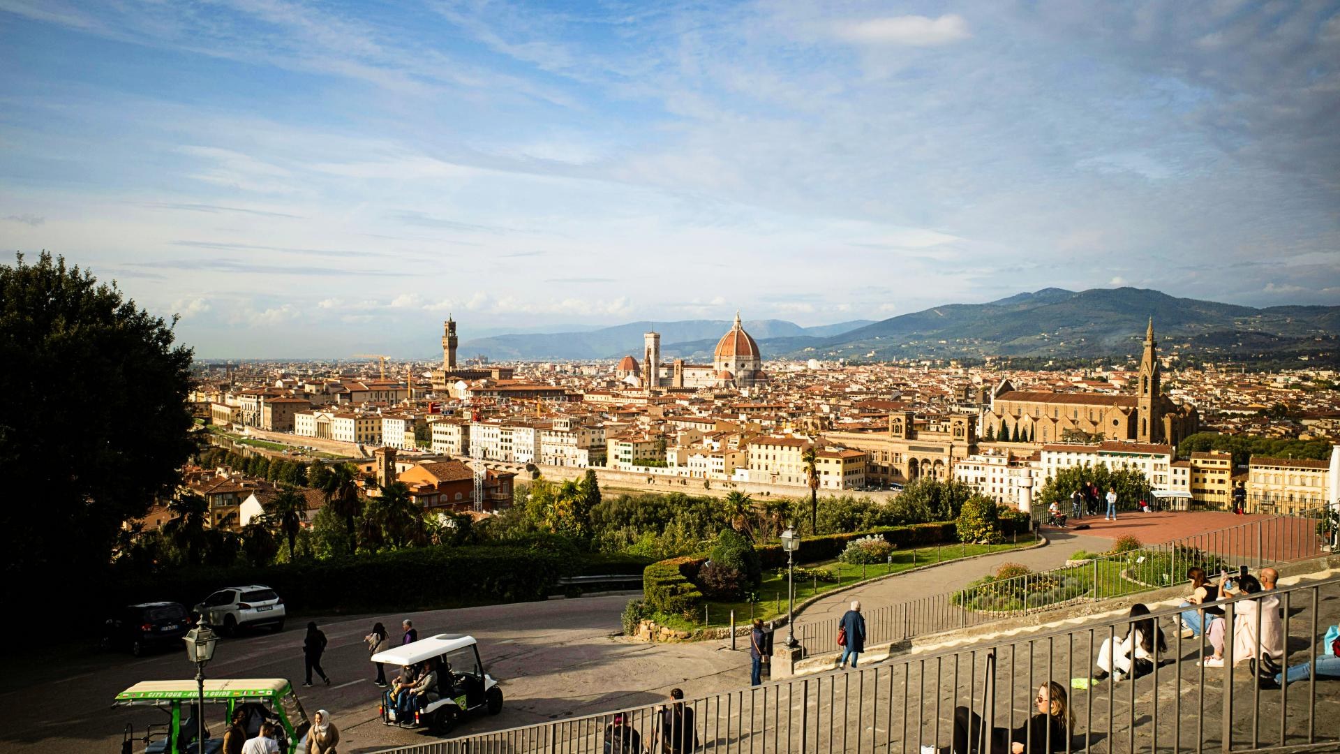 Escalinatas para los turistas en la Piazza Michelangelo