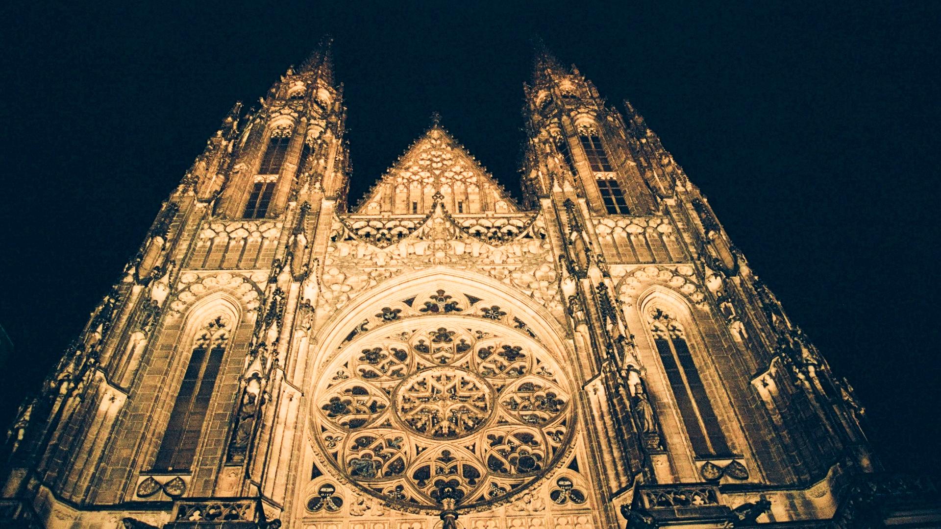 Fachada frontal de la Catedral de San Vito de Praga Fachada frontal de la Catedral de San Vito de Praga