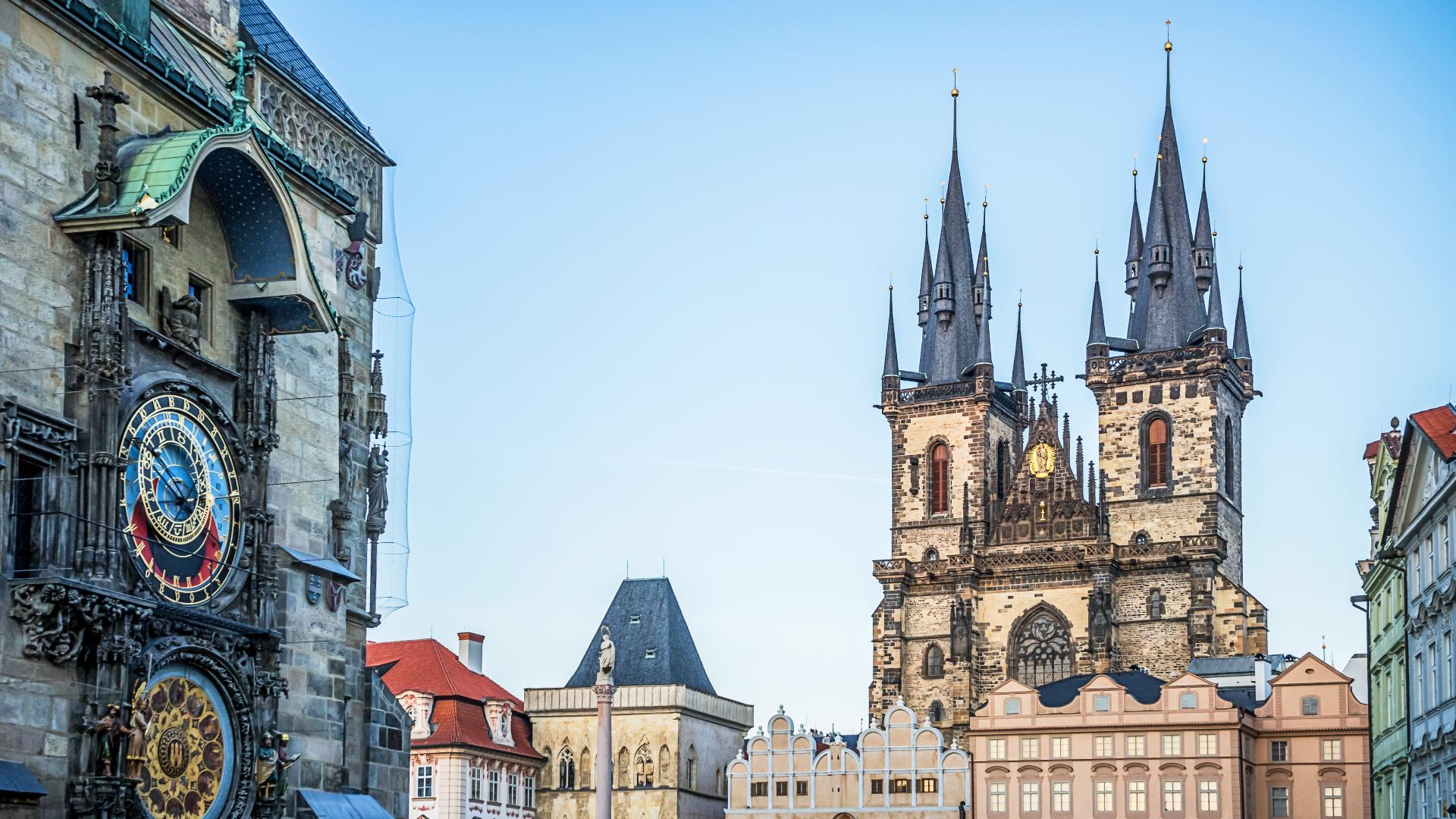 Iglesia de nuestra señora ante Tyn y Reloj Astronómico de la Plaza de la Ciudad Vieja de Praga