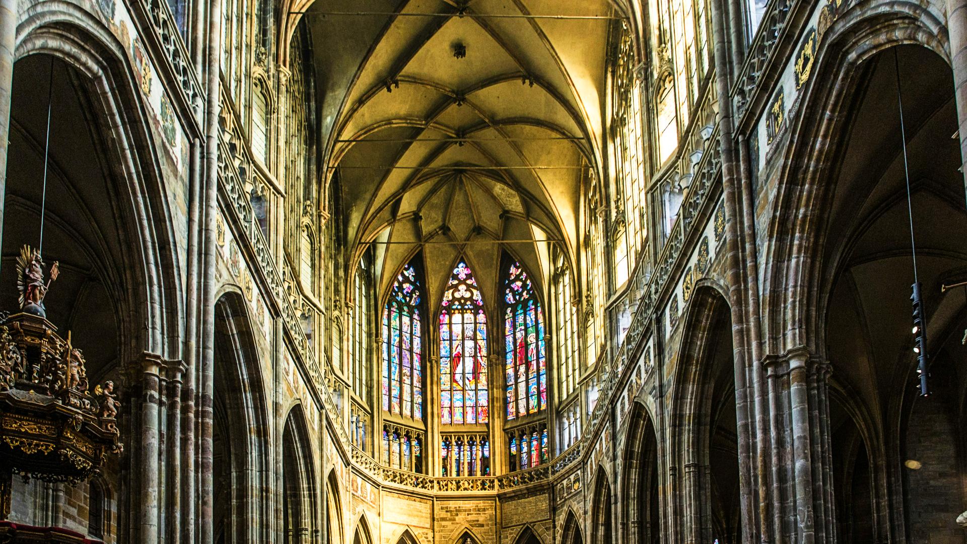 Interior de la nave principal de la Catedral de San Vito en Praga Interior de la nave principal de la Catedral de San Vito en Praga