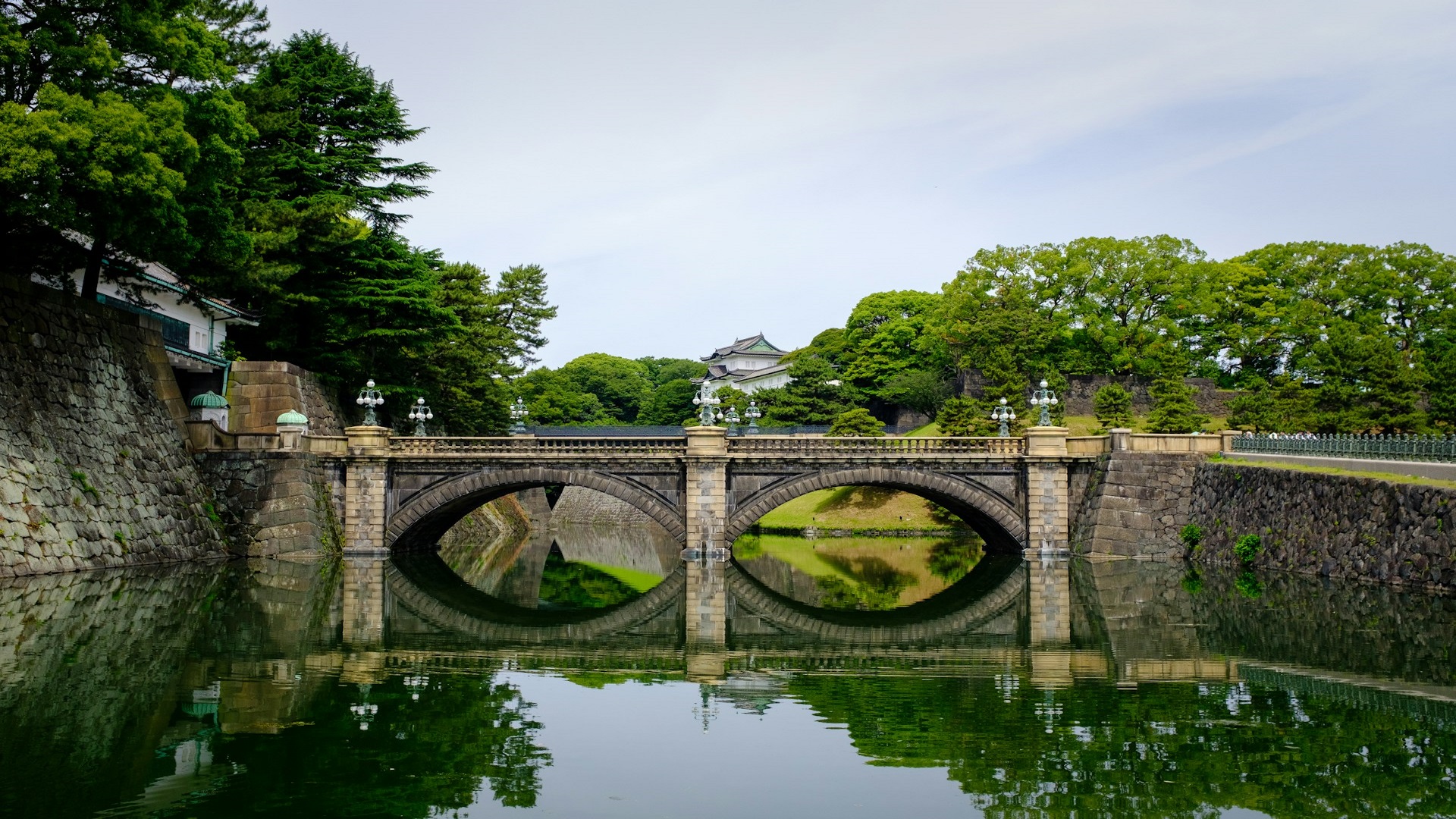 Puente Nijubashi rodeado de árboles