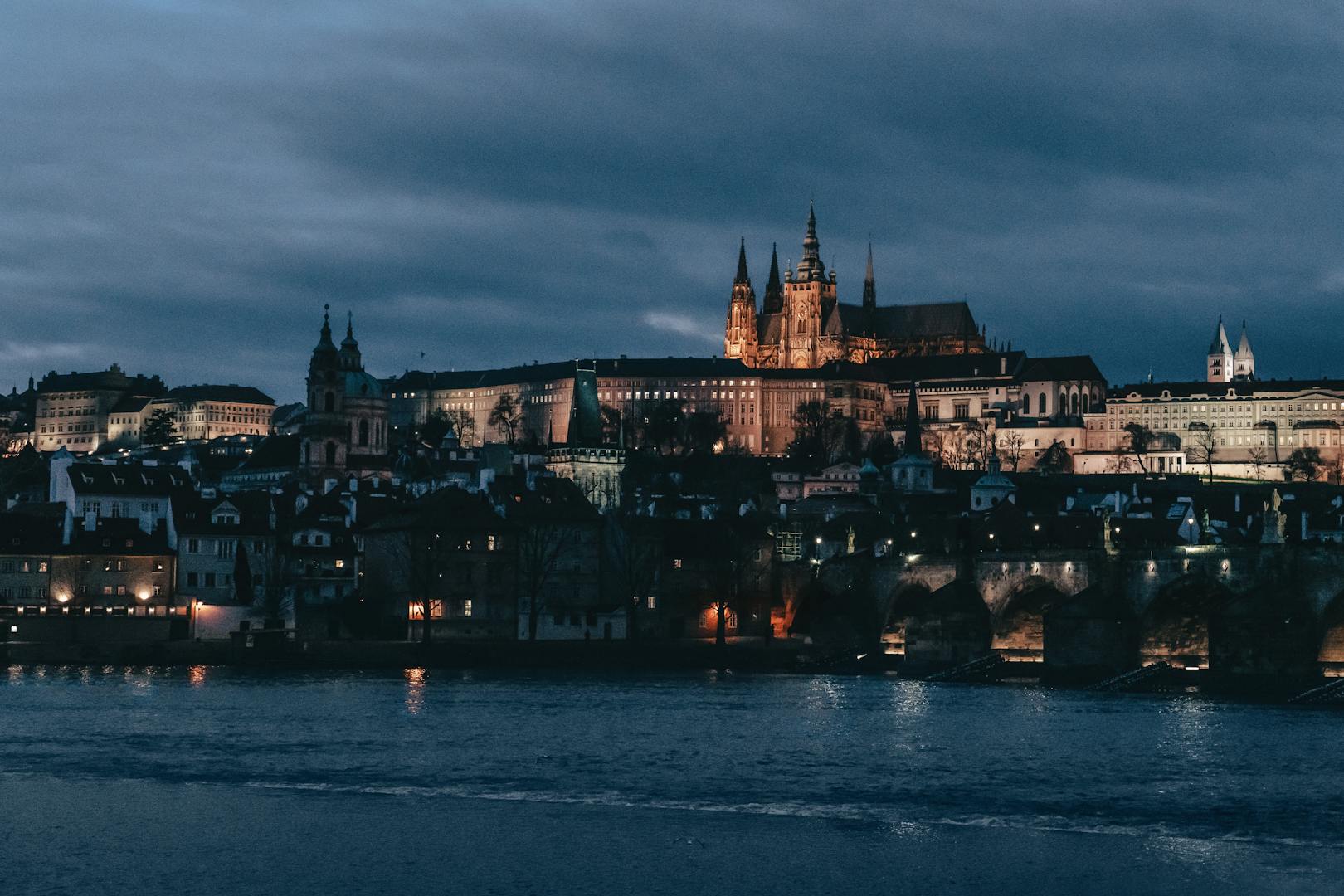 Vista nocturna del Castillo de Praga