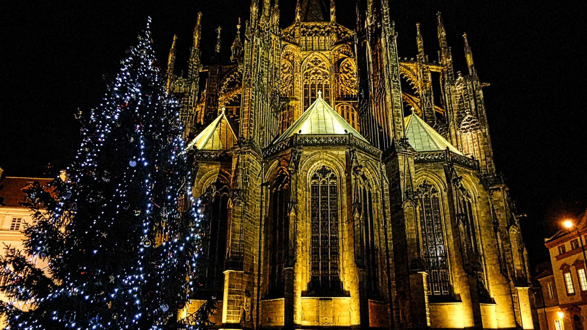 Parte trasera de la Catedral de San Vito de Praga en Navidad Parte trasera de la Catedral de San Vito de Praga en Navidad