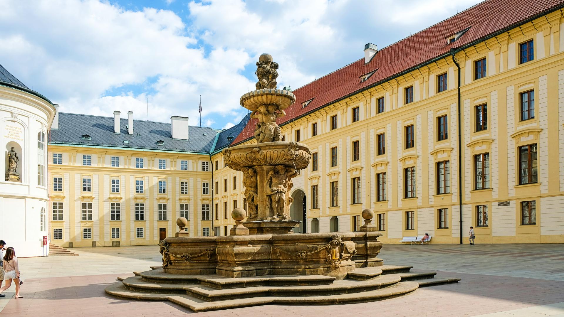 Patio del Castillo de Praga con una fuente barroca