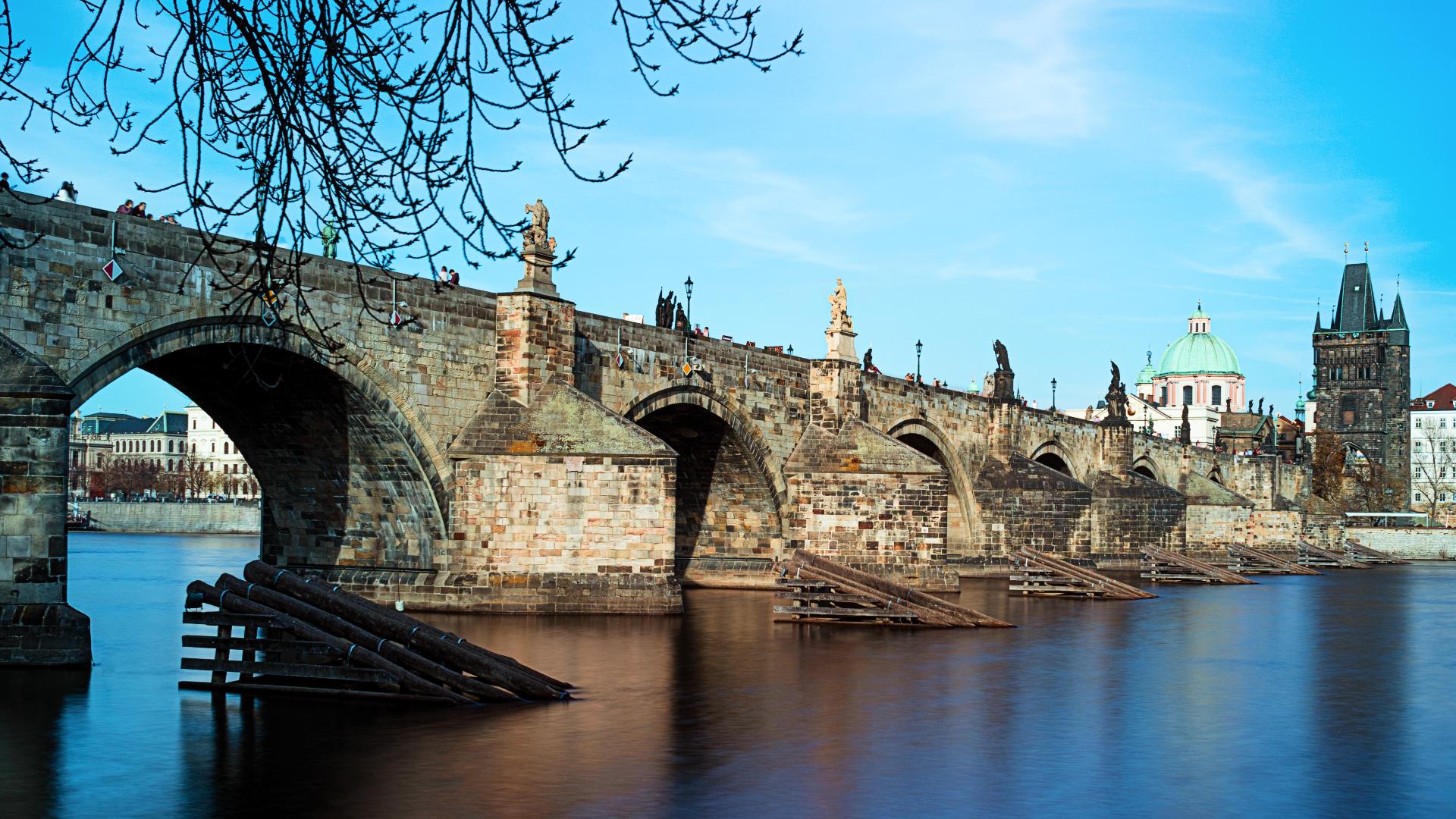 Torre gótica de la Ciudad Vieja de Praga en el Puente Carlos