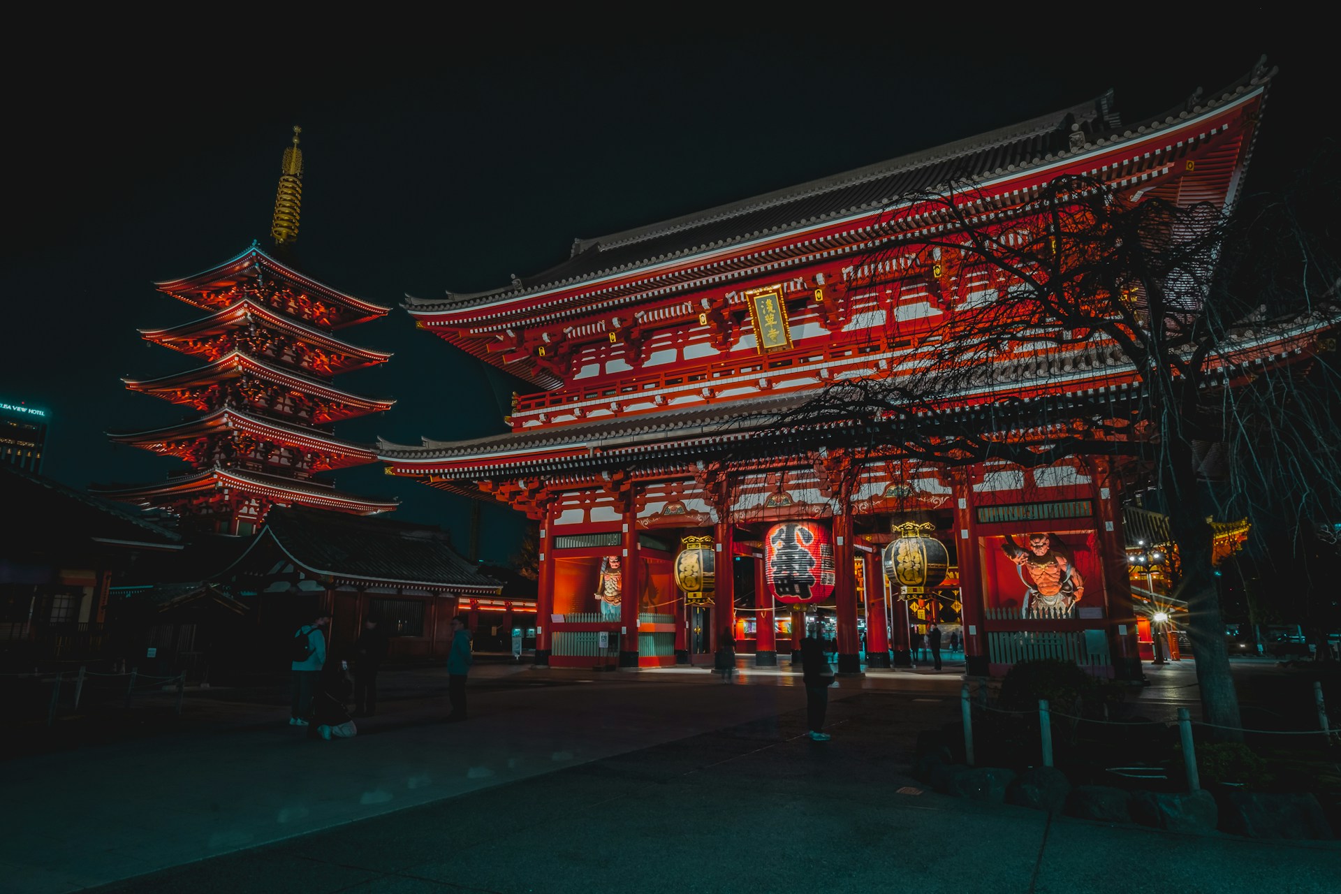 Puerta principal del templo Senso-ji por la noche