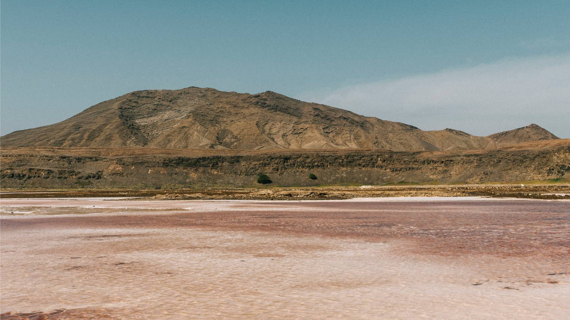 Contraste de colores en las minas de Sal de Cabo Verde