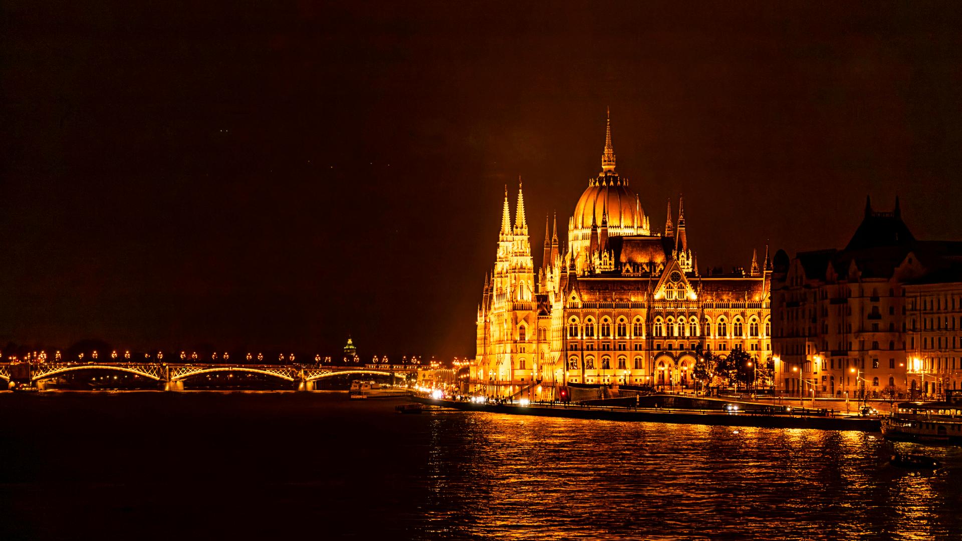 El Parlamento de Budapest iluminado en la noche y puente sobre el Danubio