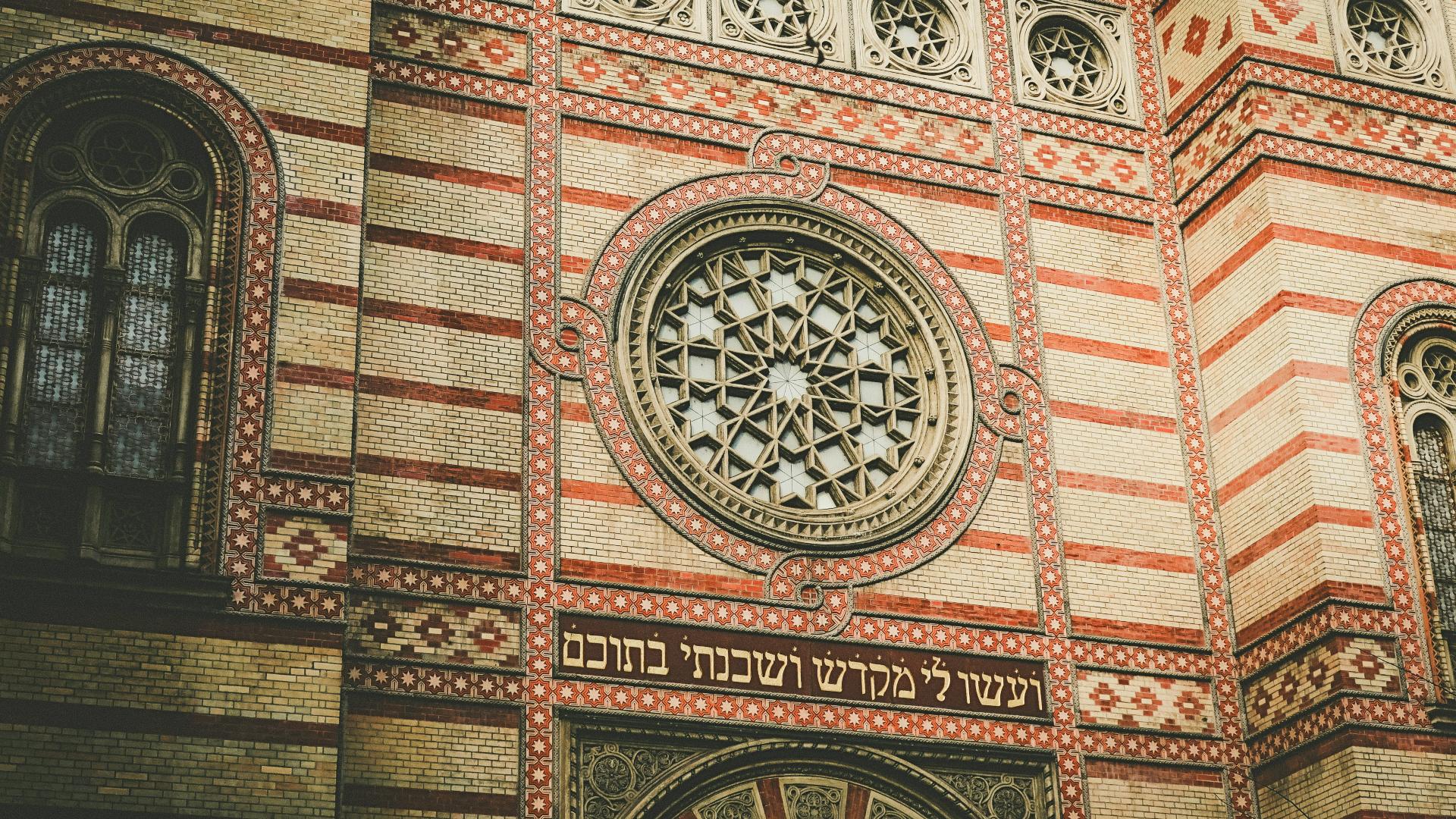 Decoración de la puerta principal de la Gran Sinagoga de Budapest