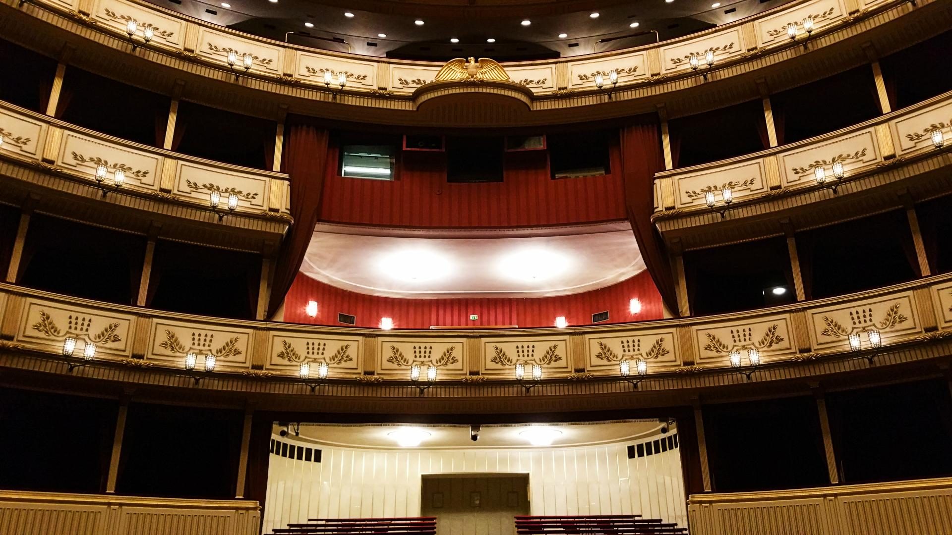 interior-opera-de-viena Interior de la sala principal de la Ópera de Viena