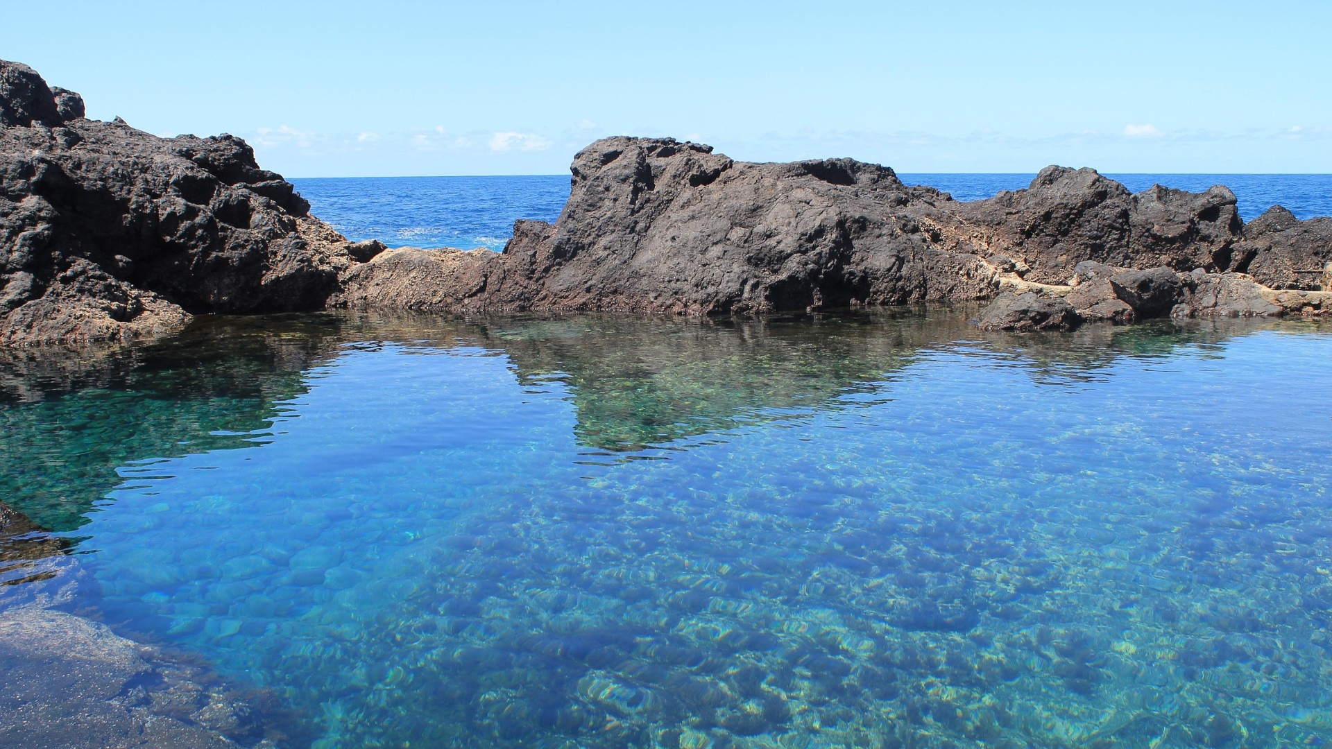 Aguas cristalinas de las piscinas naturales El Caletón Aguas cristalinas de las piscinas naturales El Caletón
