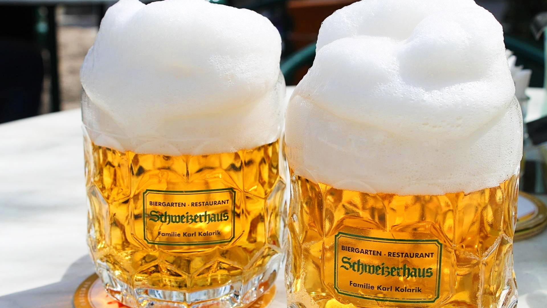 Cerveza artesanal del restaurante Schweizerhaus en el parque Prater de Viena