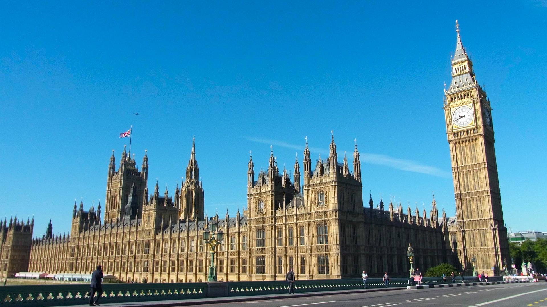 Big Ben junto al Palacio Westminster