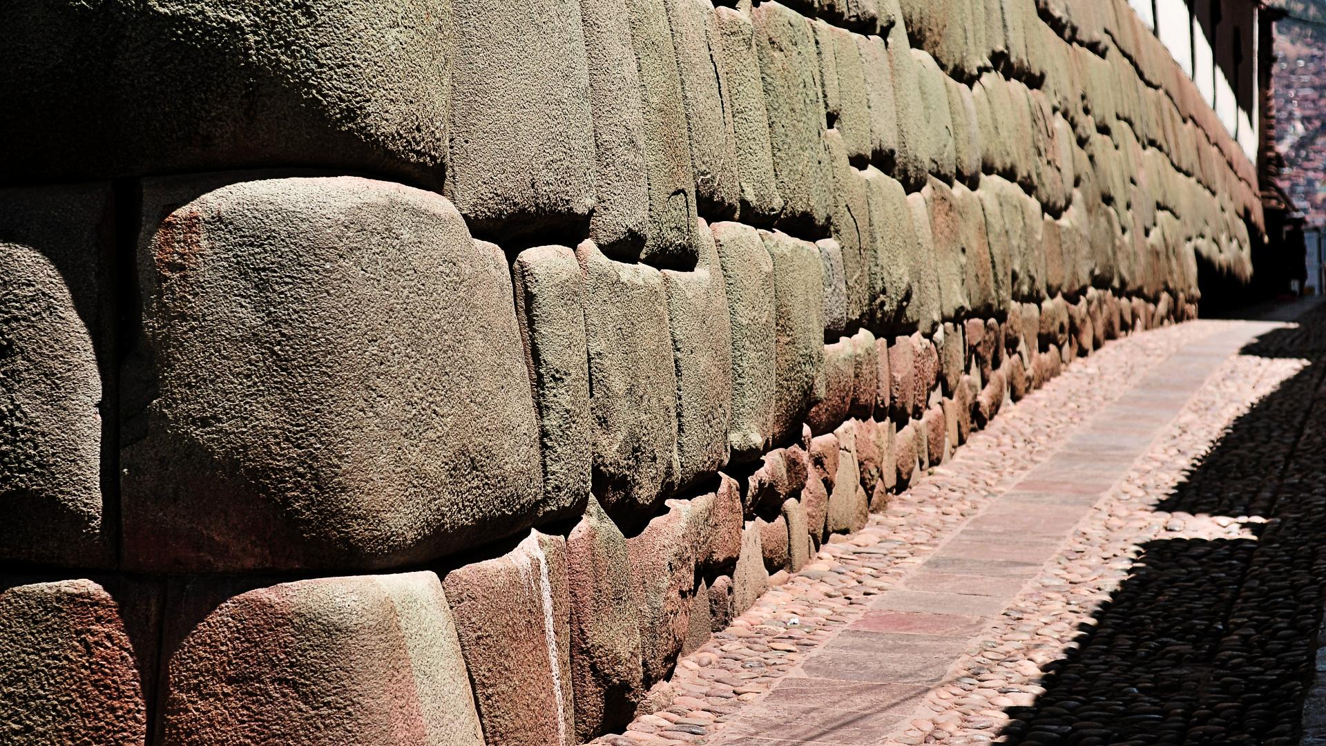 Callejón con muro de piedra de estilo inca en Cuzco