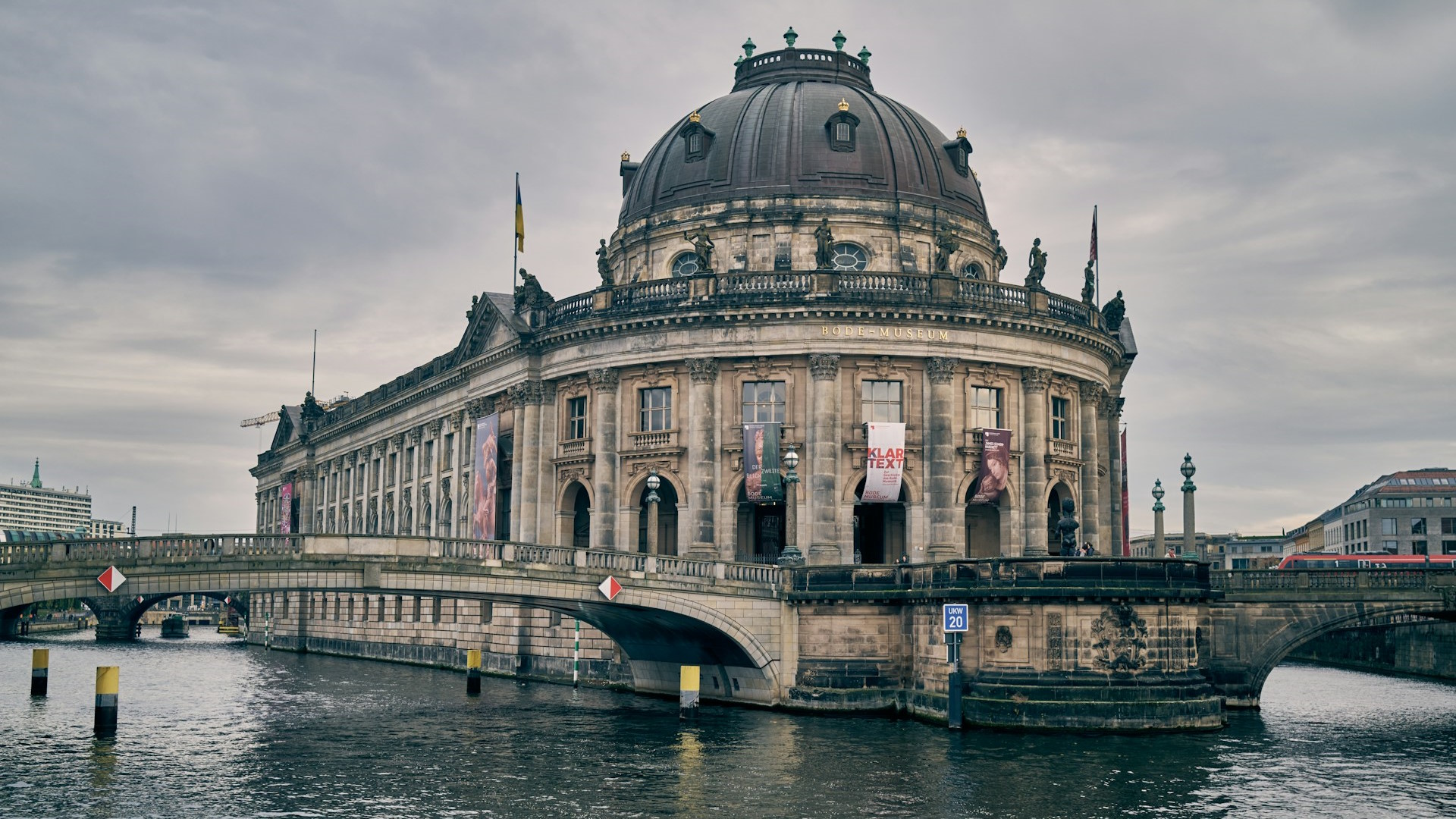 Vista de la entrada de la Isla de los Museos y de la cúpula de la Catedral de Berlín