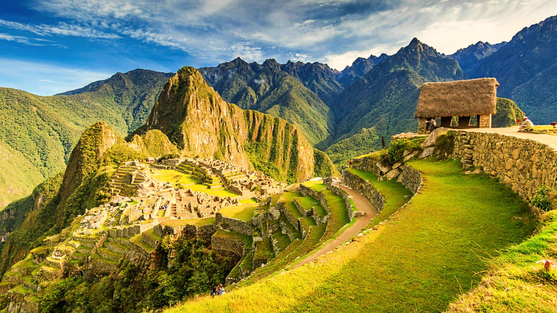Puesta de sol sobre el complejo de Machu Picchu