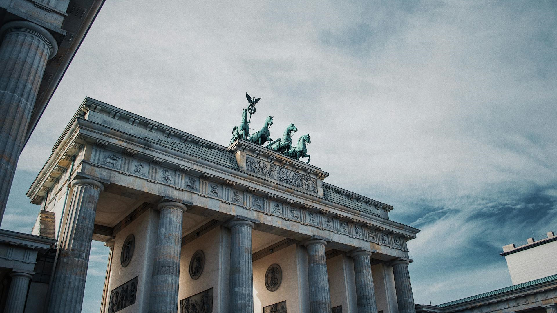 Puerta de Brandenburgo vista desde el suelo