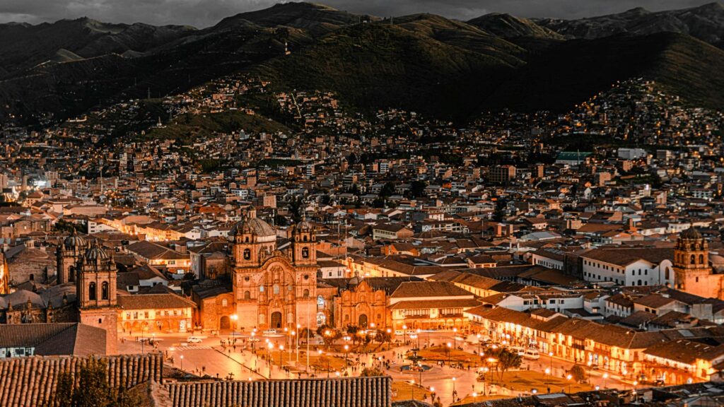 Vista panorámica de la ciudad de Cuzco con la sierra al fondo
