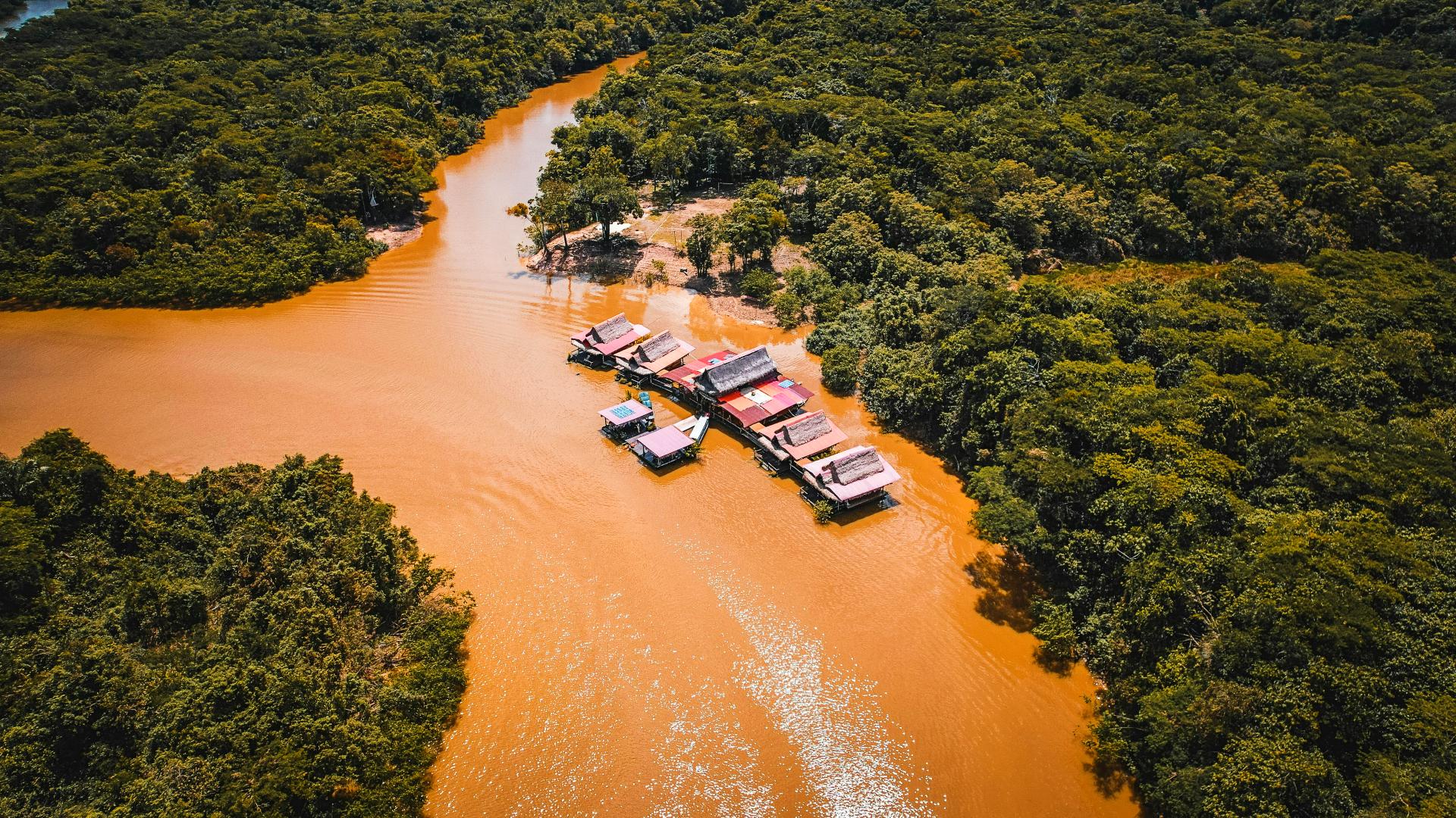 asentamiento-sobre-rio-iquitos Refugio sobre las aguas de un río en Iquitos