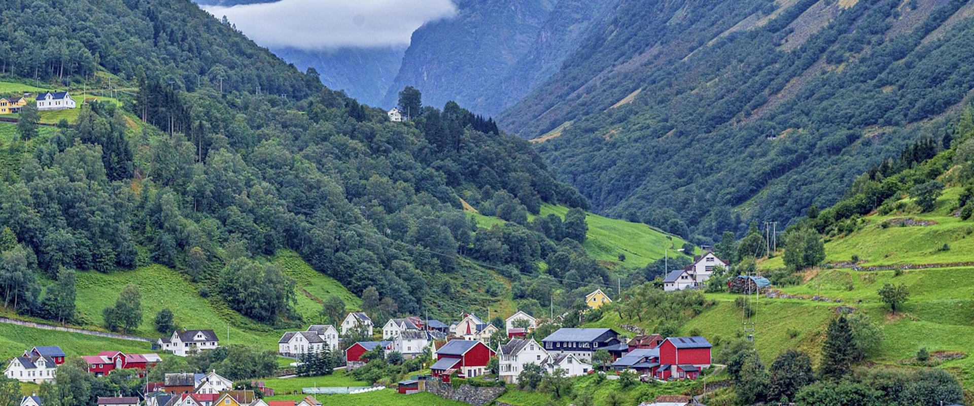 Casas típicas del norte de Europa en Naeroyfjord