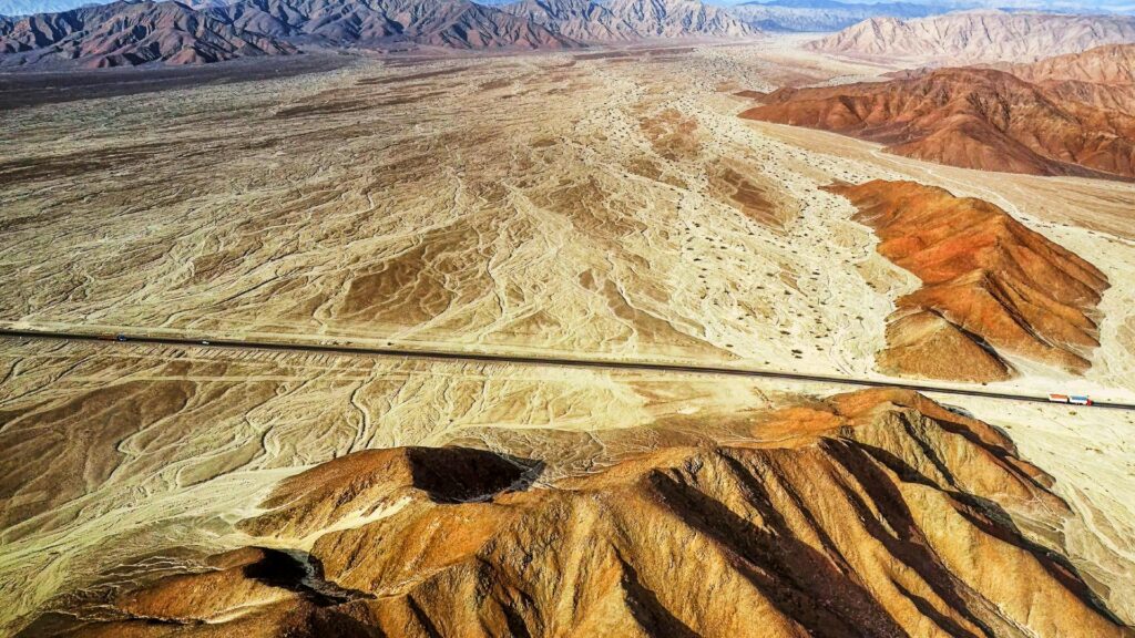 El desierto de Nazca en Perú atravesado por la carretera Panamericana