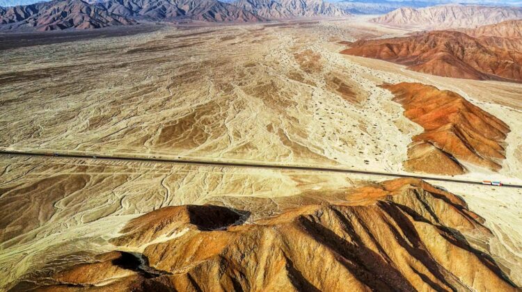 El desierto de Nazca en Perú atravesado por la carretera Panamericana