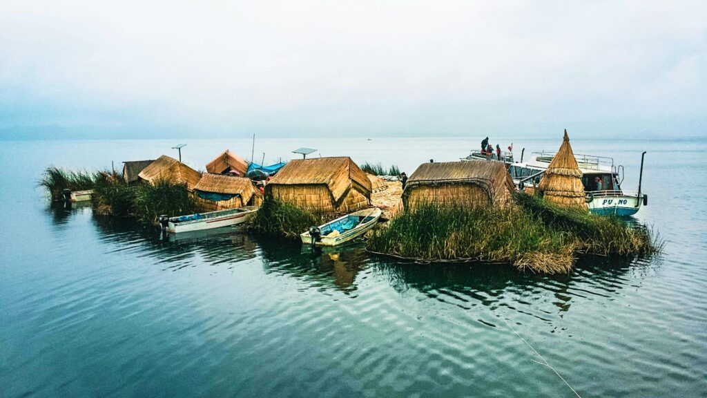 Isla flotante de los uros en el Lago Titicaca
