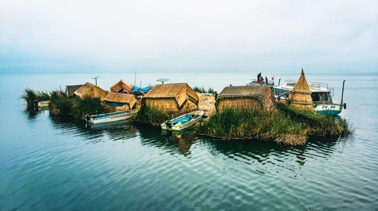 Isla flotante de los uros en el Lago Titicaca