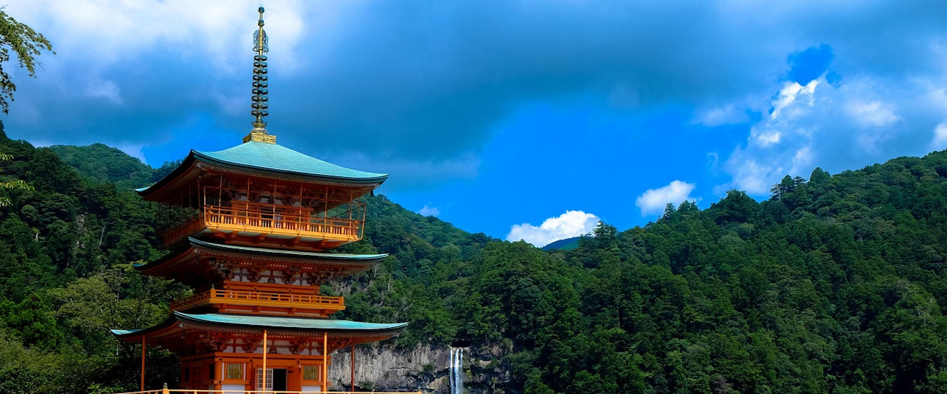 Templo de Seigantoji con la cascada de Nachi de fondo