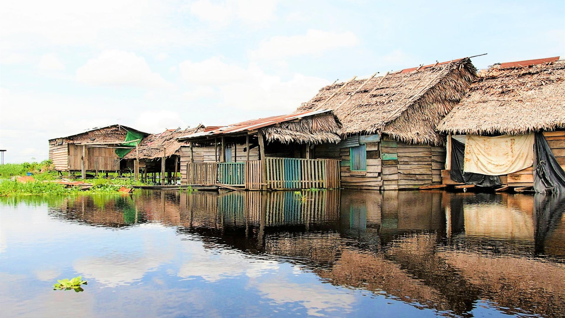 poblado-amazonas-peru Poblado en la orilla del río cerca de Iquitos, Perú