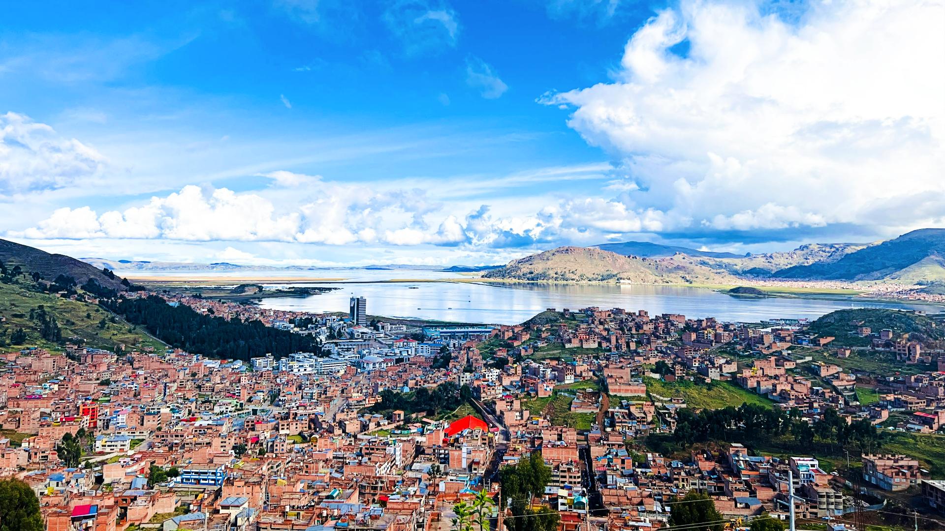 Panorámica de Puno junto al Lago Titicaca