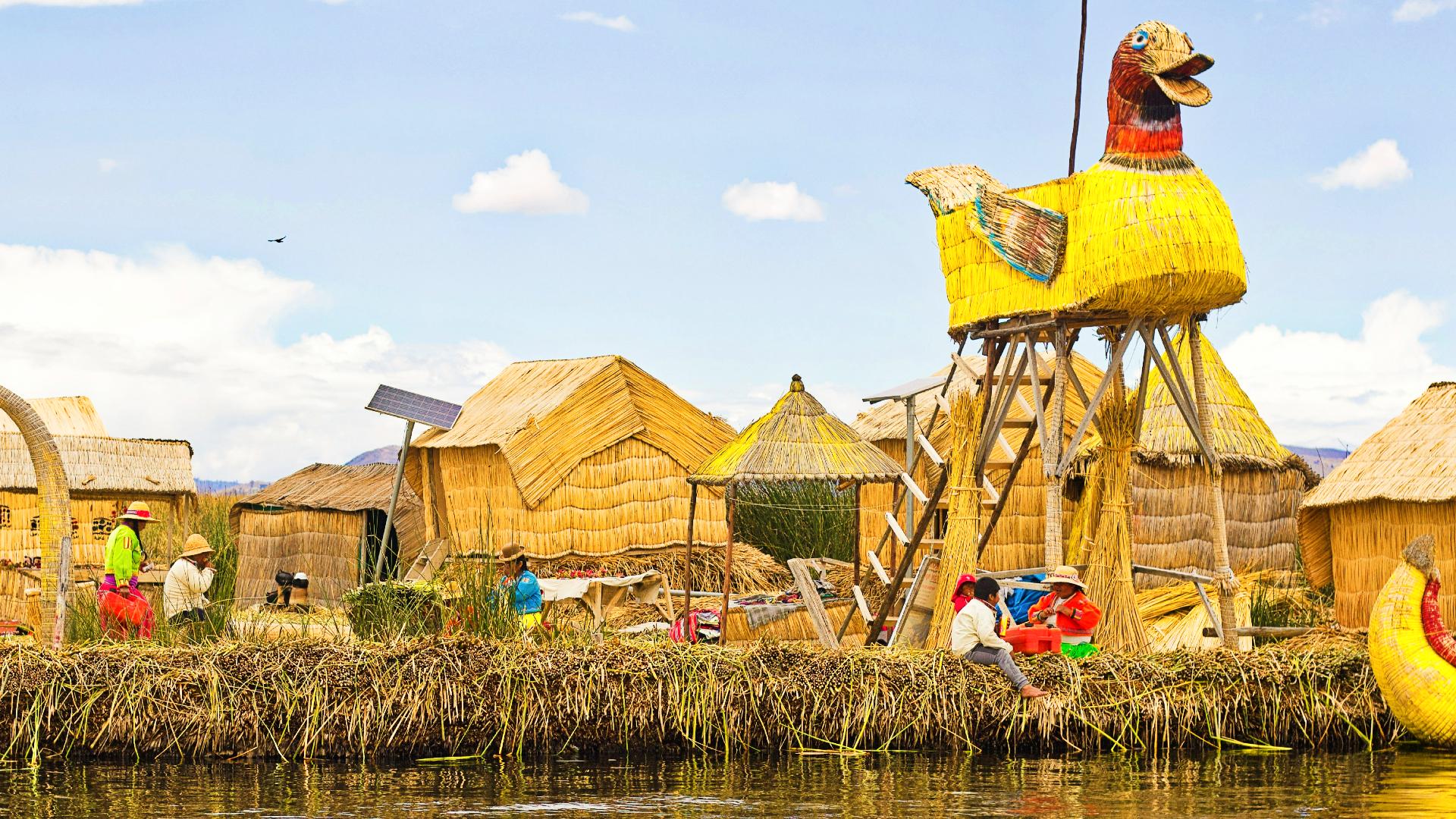 Isla flotante de los uros en el Lago Titicaca elaborada con juncos secos