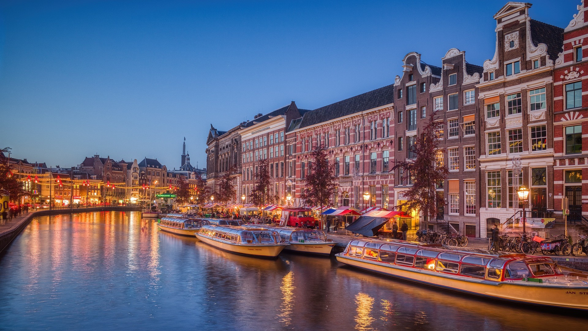 Canales de Ámsterdam al atardecer