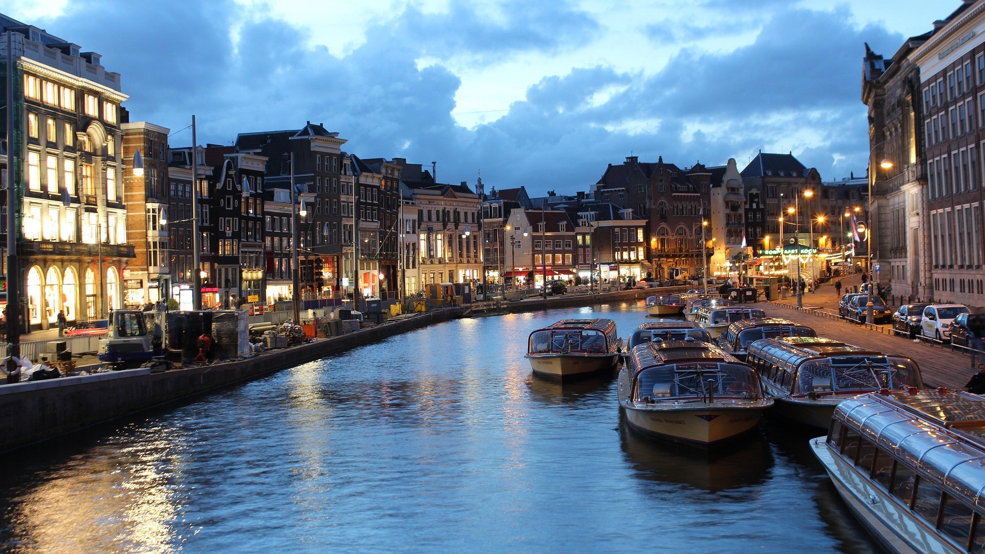 Barcos estacionados en un canal en Ámsterdam