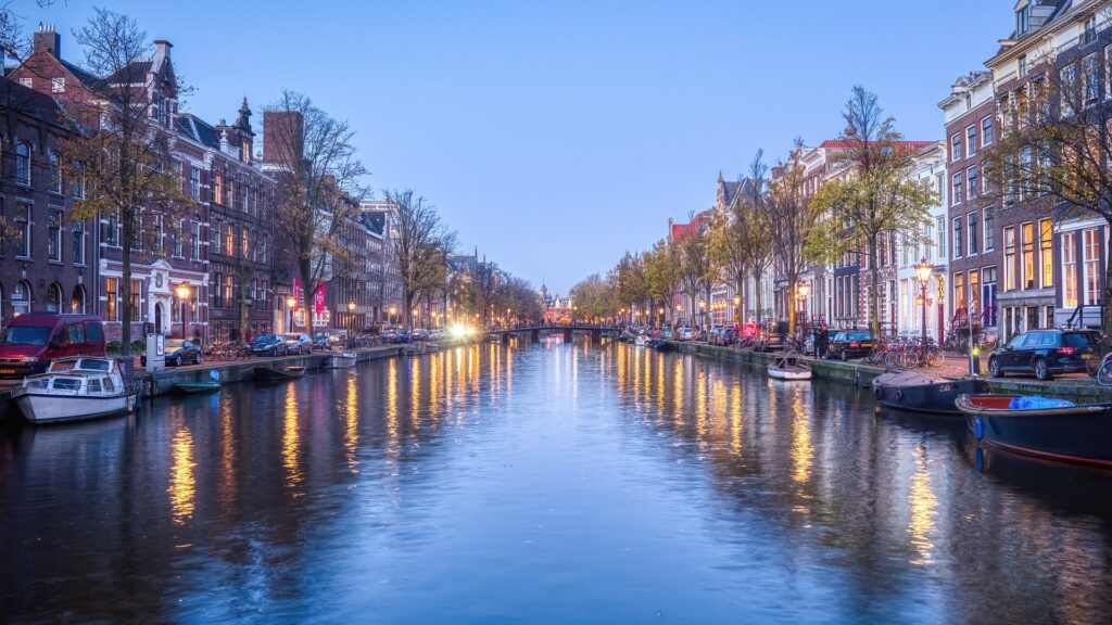 Amplio canal de Ámsterdam
